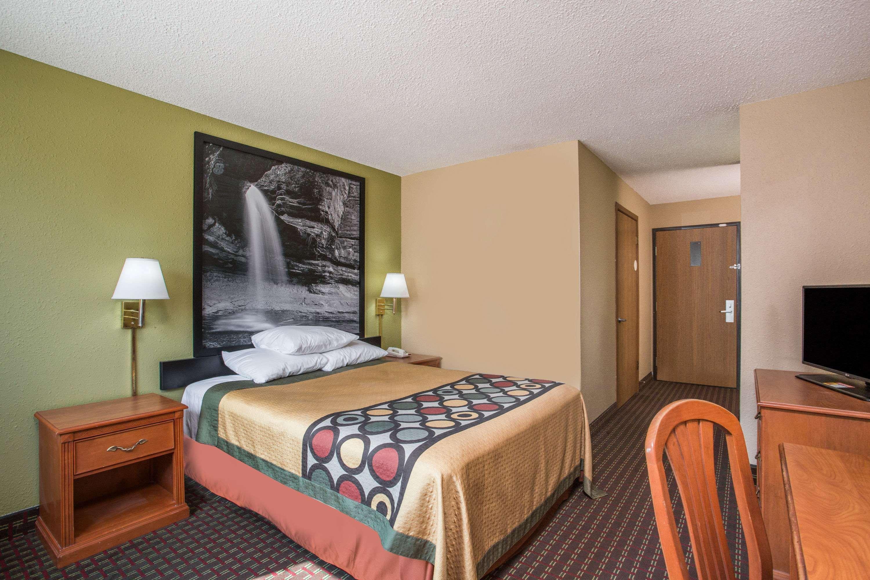 Super 8 By Wyndham Mendota I-39 Hotel Exterior photo