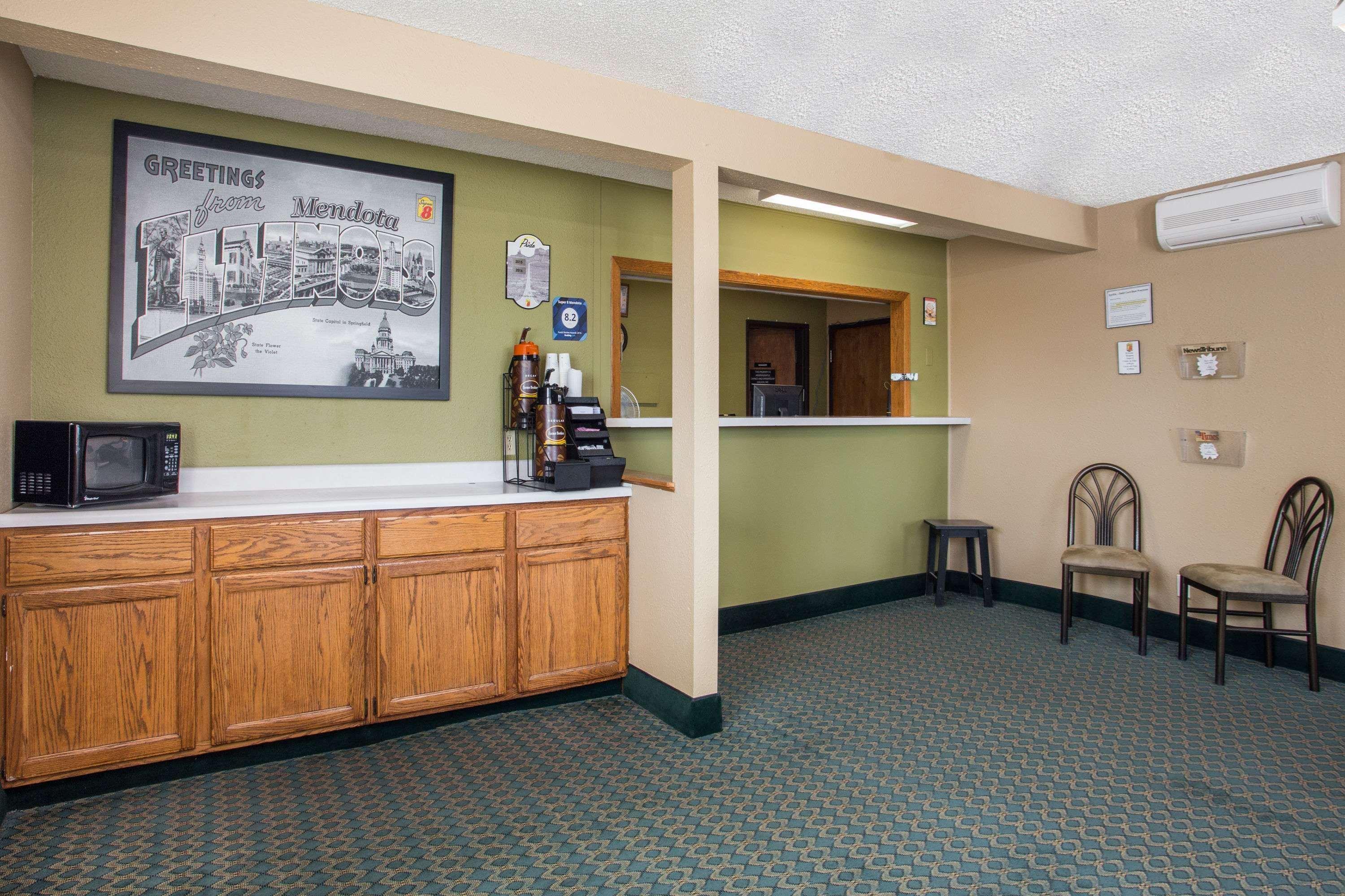 Super 8 By Wyndham Mendota I-39 Hotel Exterior photo