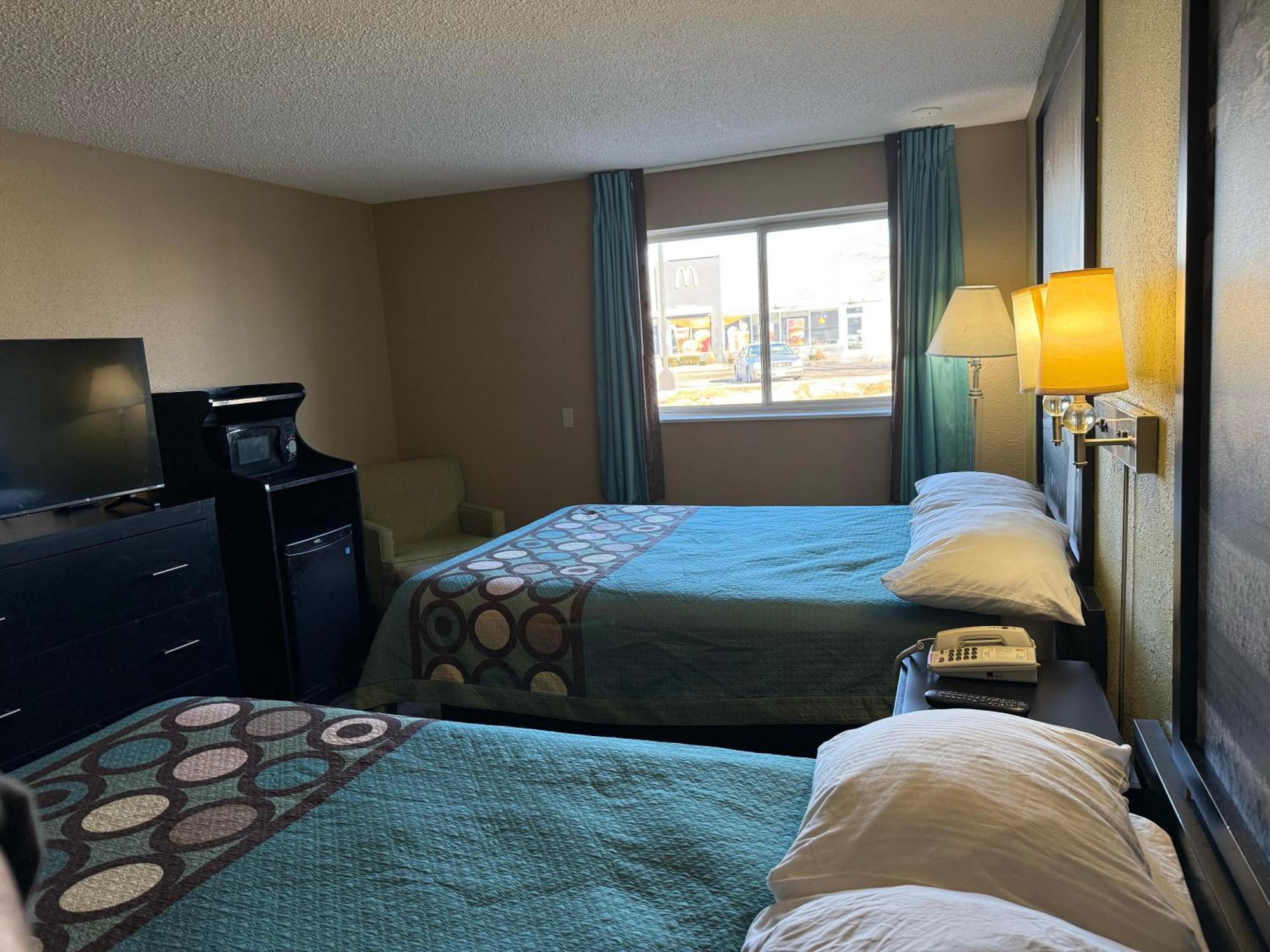 Super 8 By Wyndham Mendota I-39 Hotel Exterior photo