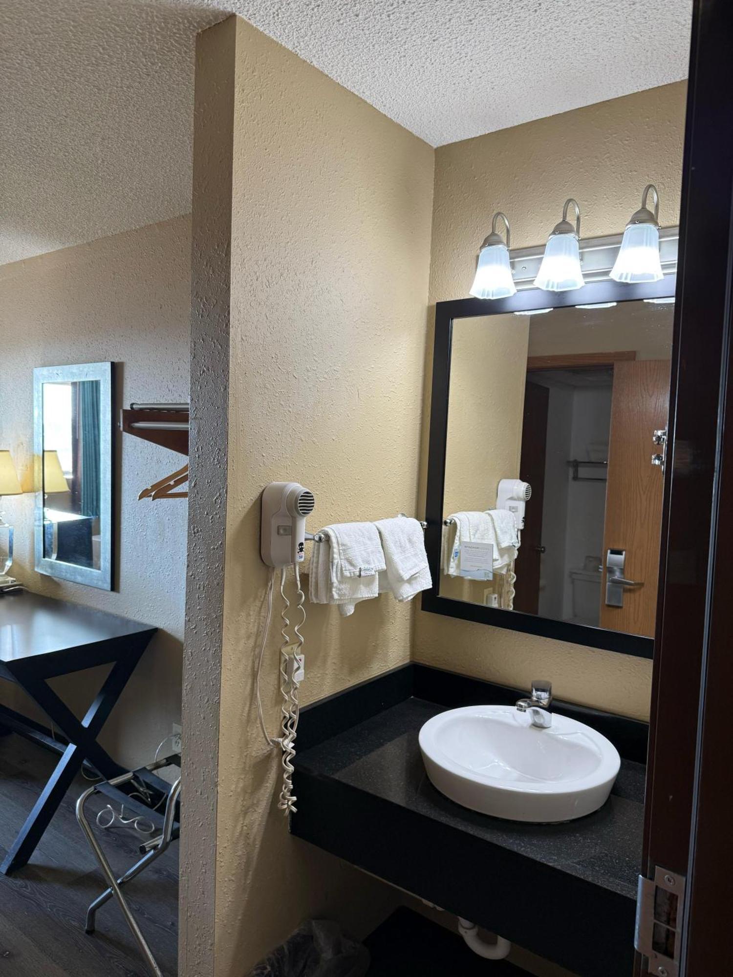Super 8 By Wyndham Mendota I-39 Hotel Exterior photo