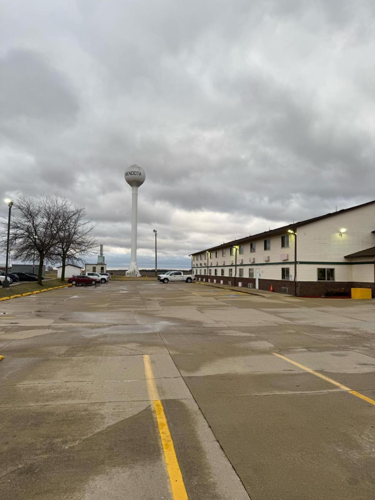 Super 8 By Wyndham Mendota I-39 Hotel Exterior photo