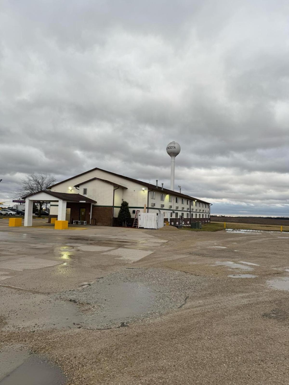 Super 8 By Wyndham Mendota I-39 Hotel Exterior photo