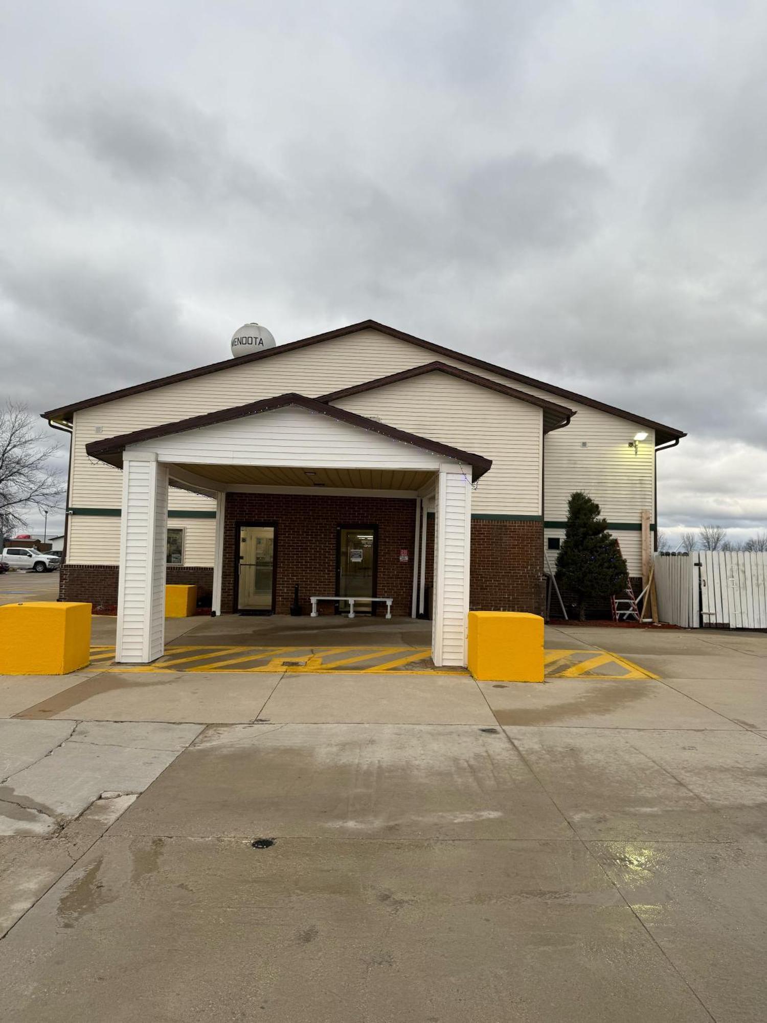 Super 8 By Wyndham Mendota I-39 Hotel Exterior photo