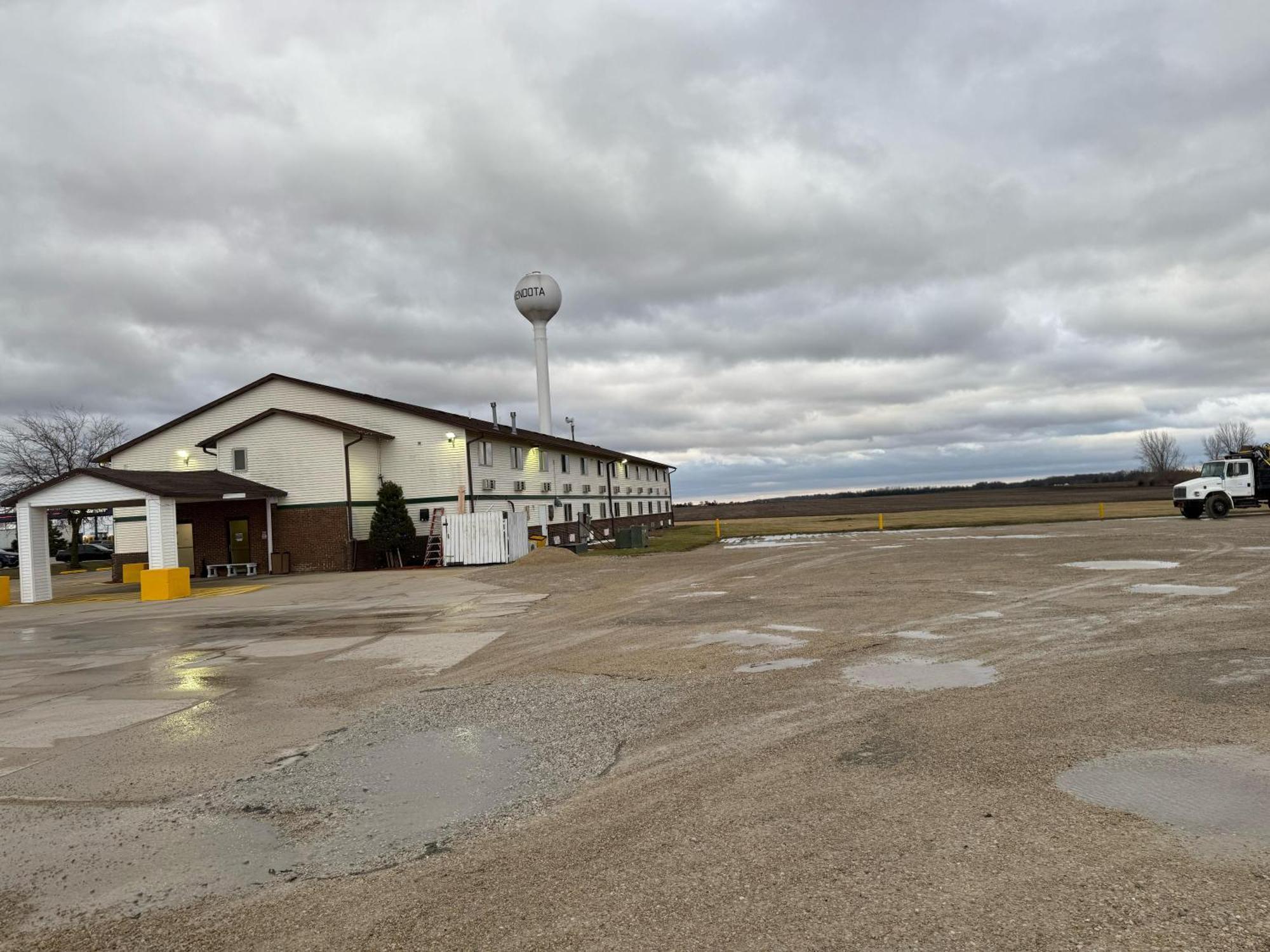 Super 8 By Wyndham Mendota I-39 Hotel Exterior photo